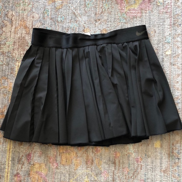 Nike black pleated tennis skirt L